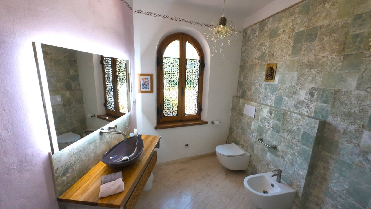 Wellness-Oase mit mediterranem Charme: Luxuriöses Badezimmer mit Naturstein und Designelementen