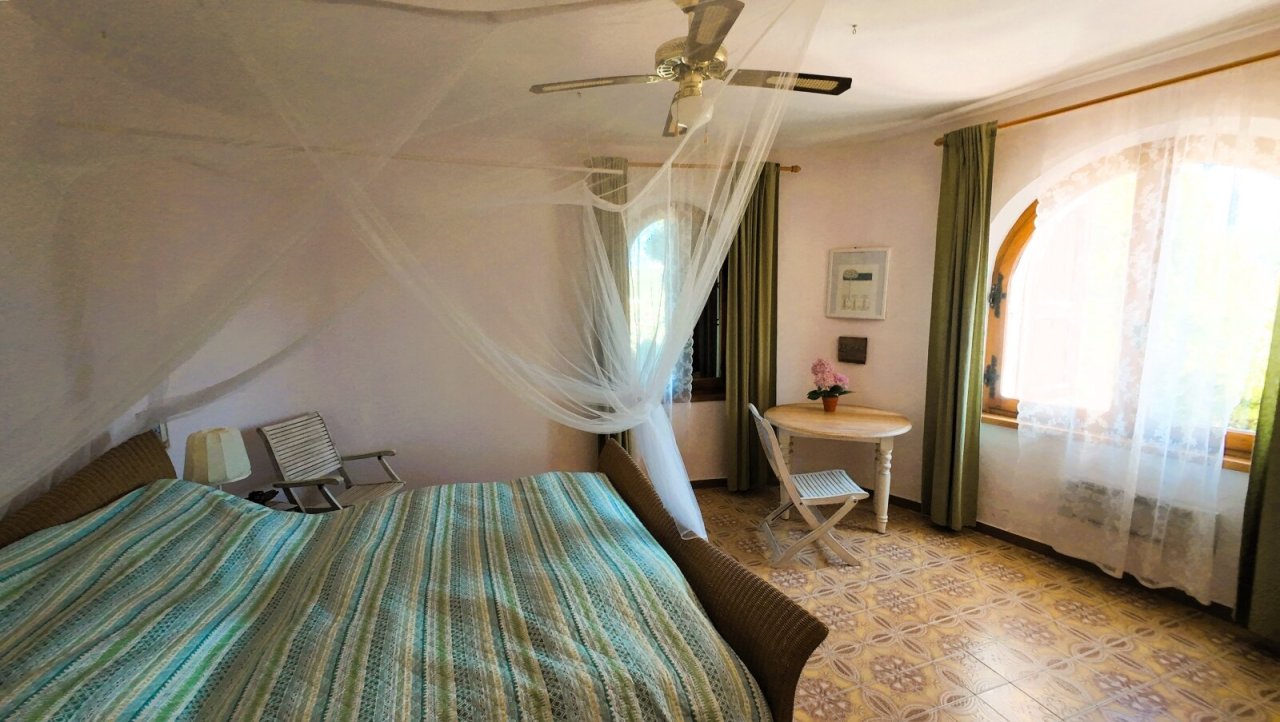 Charmantes Schlafzimmer mit Deckenlüfter und romantischem Moskitonetz - Ihr persönliches Urlaubsparadies!