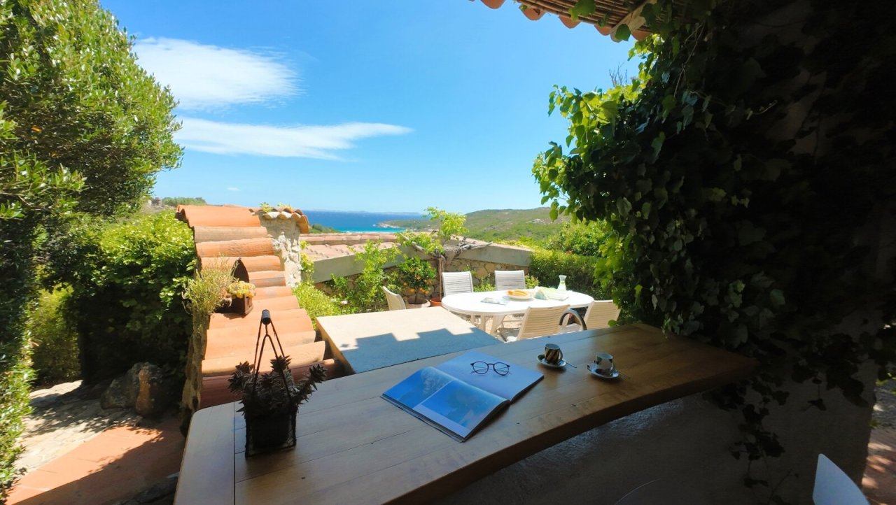 Traumhafter Meerblick: Mediterrane Dachterrasse mit Panoramaperspektive und Weitblick zur Küste