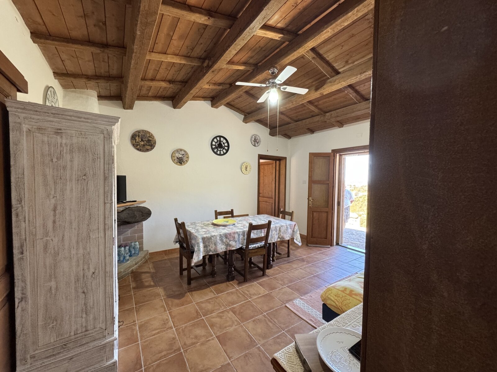Rustikaler Charme: Holzbalkendecke und Terrakotta-Flair - Ihr neues Esszimmer mit mediterranem Ambiente Rustikaler Charme: Holzbalkendecke und Terrakotta-Flair - Ihr neues Esszimmer mit mediterranem Ambiente