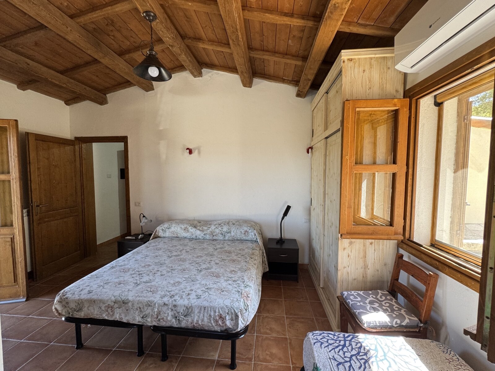 Rustikales Schlafzimmer mit Charme: Holzbalkendecke und Naturholzfenstern verzaubert! Rustikales Schlafzimmer mit Charme: Holzbalkendecke und Naturholzfenstern verzaubert!