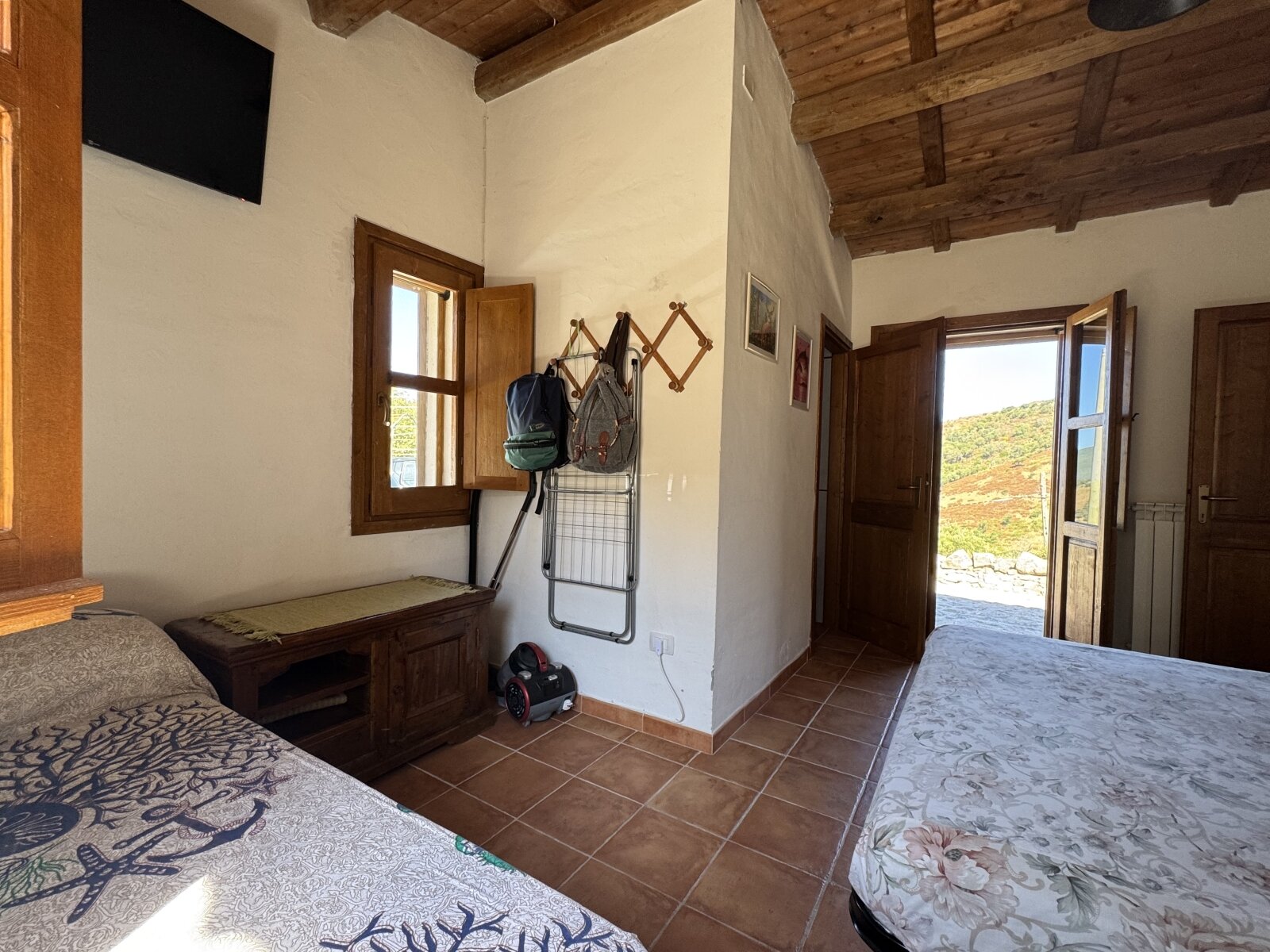 Rustikales Schlafzimmer mit Charme: Holzbalkendecke, Terrakotta-Böden und cleverer Stauraum-Lösung - Ihr Rückzugsort mit Panoramablick! Rustikales Schlafzimmer mit Charme: Holzbalkendecke, Terrakotta-Böden und cleverer Stauraum-Lösung - Ihr Rückzugsort mit Panoramablick!