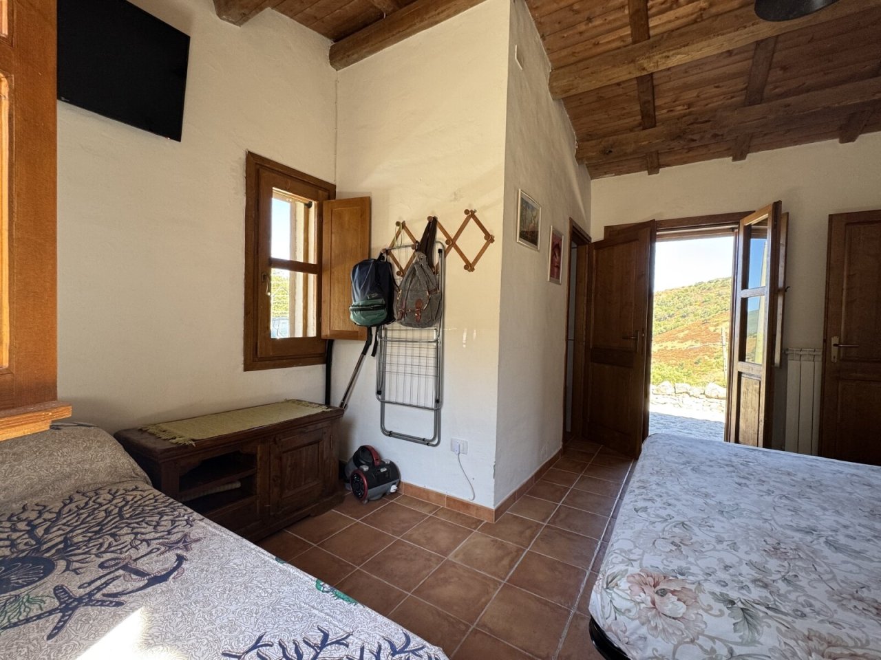 Rustikales Schlafzimmer mit Charme: Holzbalkendecke, Terrakotta-Böden und cleverer Stauraum-Lösung - Ihr Rückzugsort mit Panoramablick! Rustikales Schlafzimmer mit Charme: Holzbalkendecke, Terrakotta-Böden und cleverer Stauraum-Lösung - Ihr Rückzugsort mit Panoramablick!