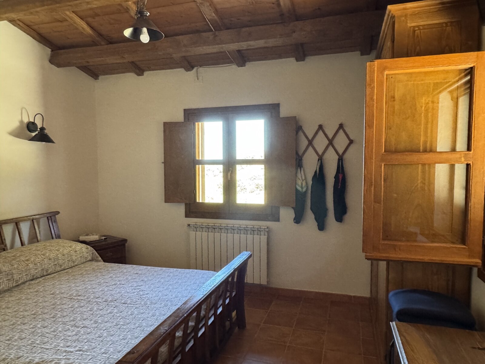 Rustikales Schlafzimmer mit Charme: Holzbalkendecke, Naturstein-Fensterrahmen und integrierter Heizung garantieren gemütliche Wohlfühlatmosphäre! Rustikales Schlafzimmer mit Charme: Holzbalkendecke, Naturstein-Fensterrahmen und integrierter Heizung garantieren gemütliche Wohlfühlatmosphäre!