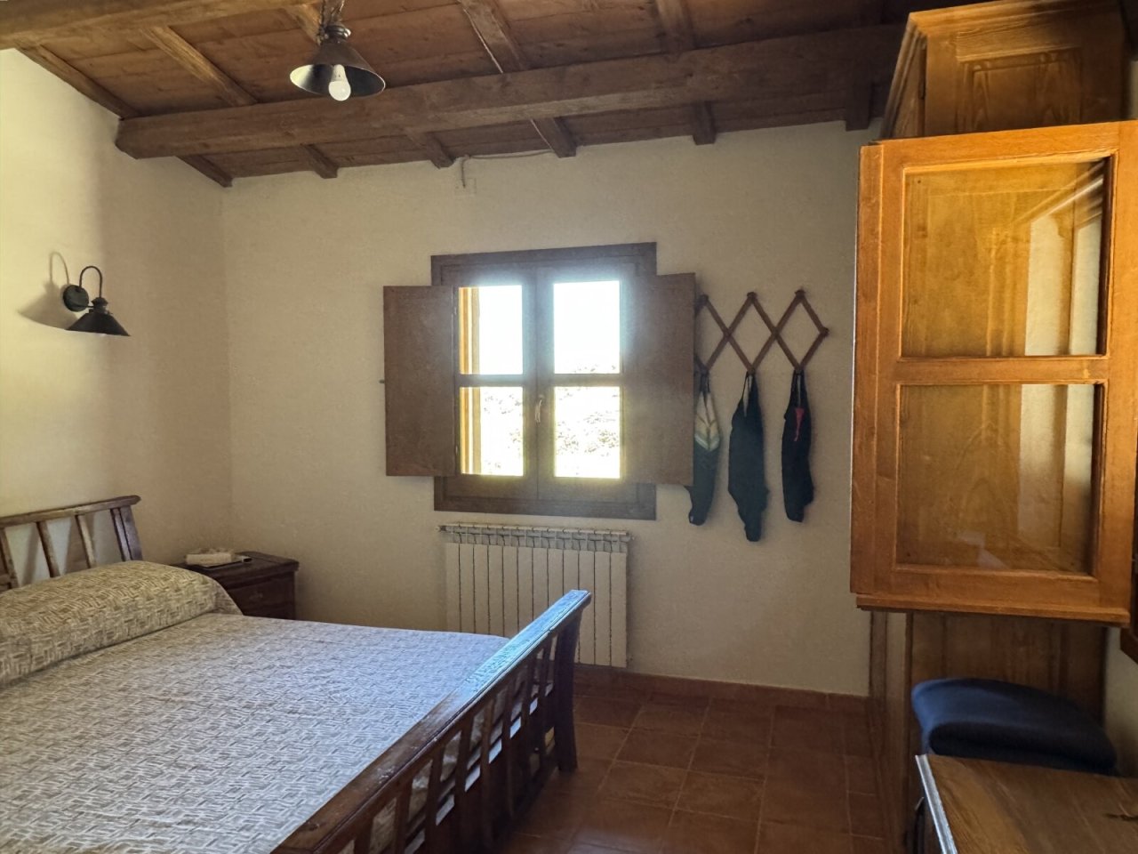 Rustikales Schlafzimmer mit Charme: Holzbalkendecke, Naturstein-Fensterrahmen und integrierter Heizung garantieren gemütliche Wohlfühlatmosphäre! Rustikales Schlafzimmer mit Charme: Holzbalkendecke, Naturstein-Fensterrahmen und integrierter Heizung garantieren gemütliche Wohlfühlatmosphäre!