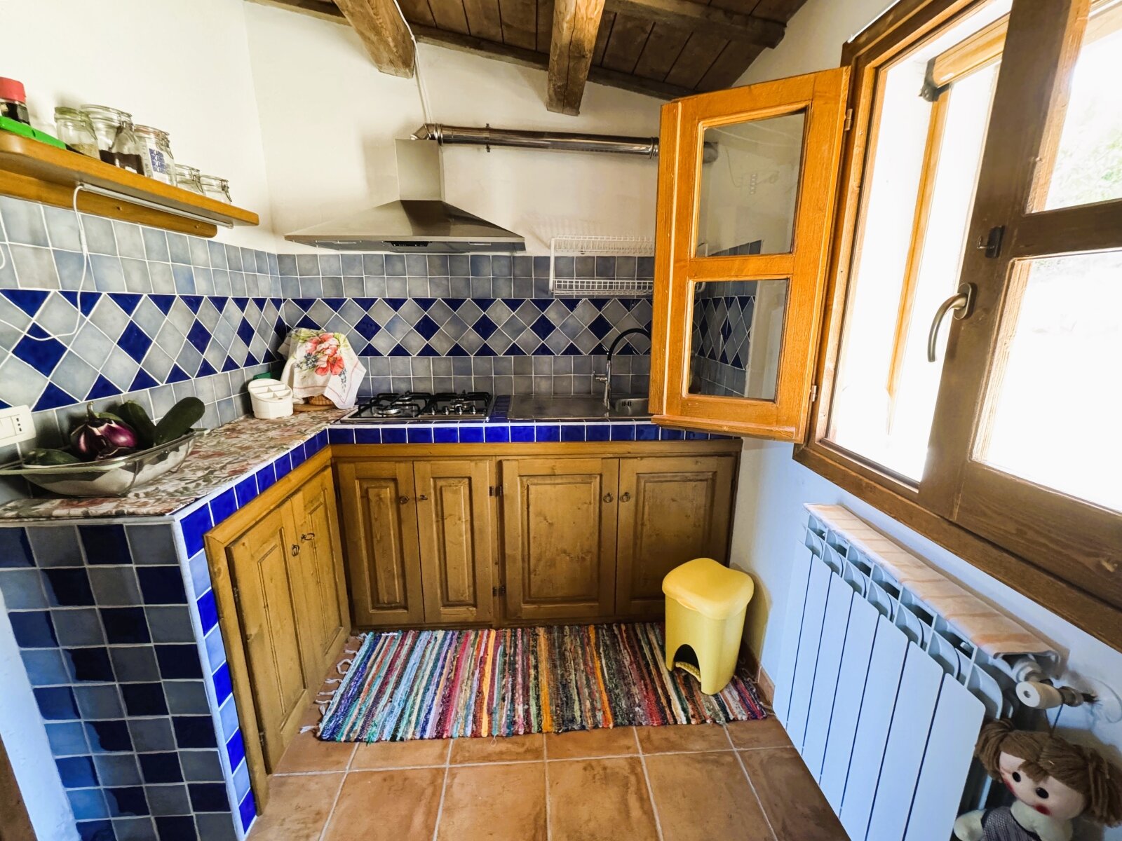 Charmante Landhausküche mit rustikalen Holzfronten und blau-weißer Mosaikfliese - Gemütlichkeit zum Kochen ! Charmante Landhausküche mit rustikalen Holzfronten und blau-weißer Mosaikfliese - Gemütlichkeit zum Kochen !