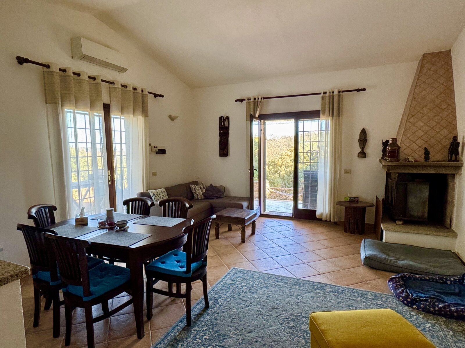 sehr geräumiges und helles Wohnzimmer mit Kamin sehr geräumiges und helles Wohnzimmer mit Kamin