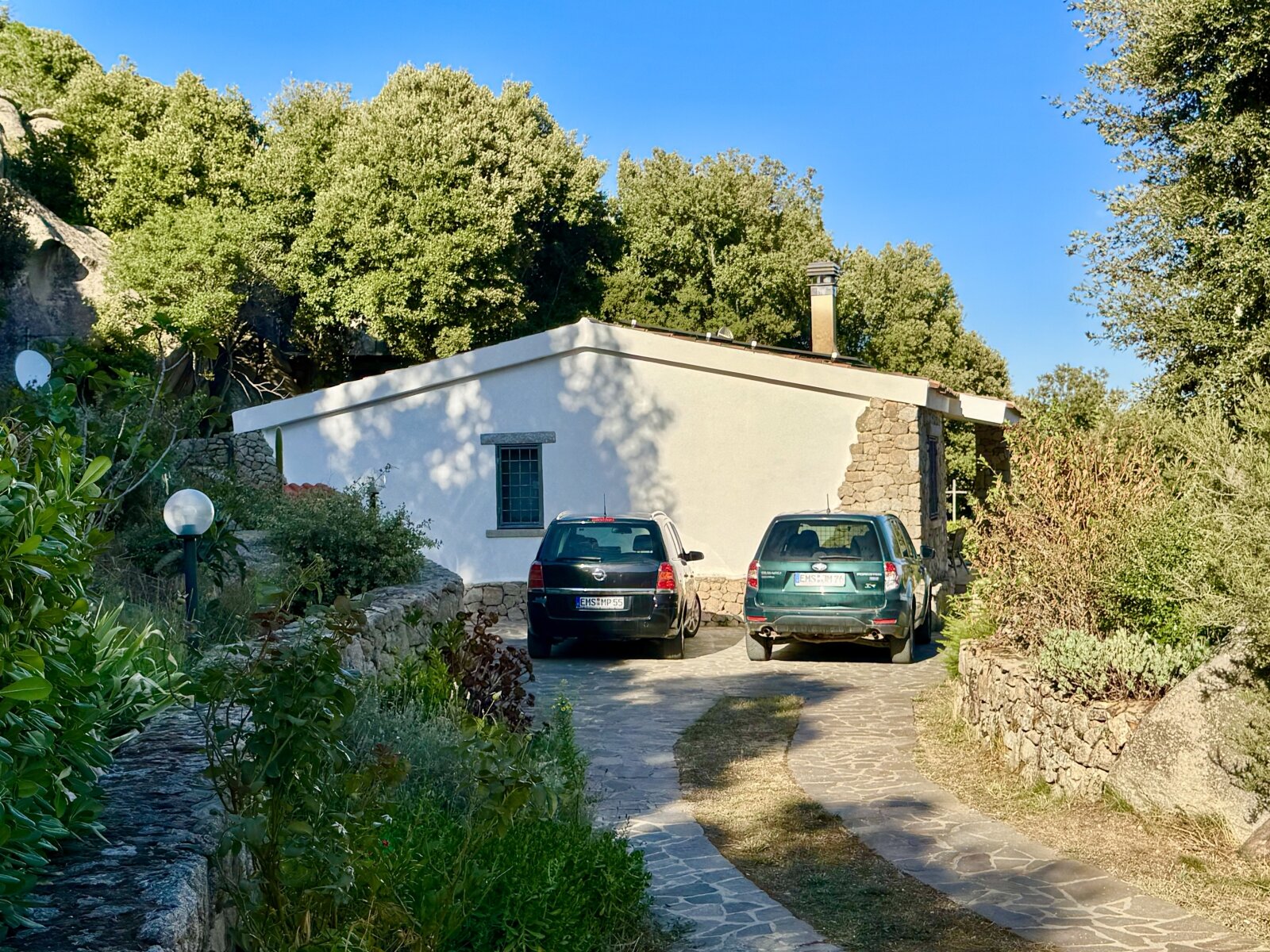 Haupthaus seitlich, Parkplätze