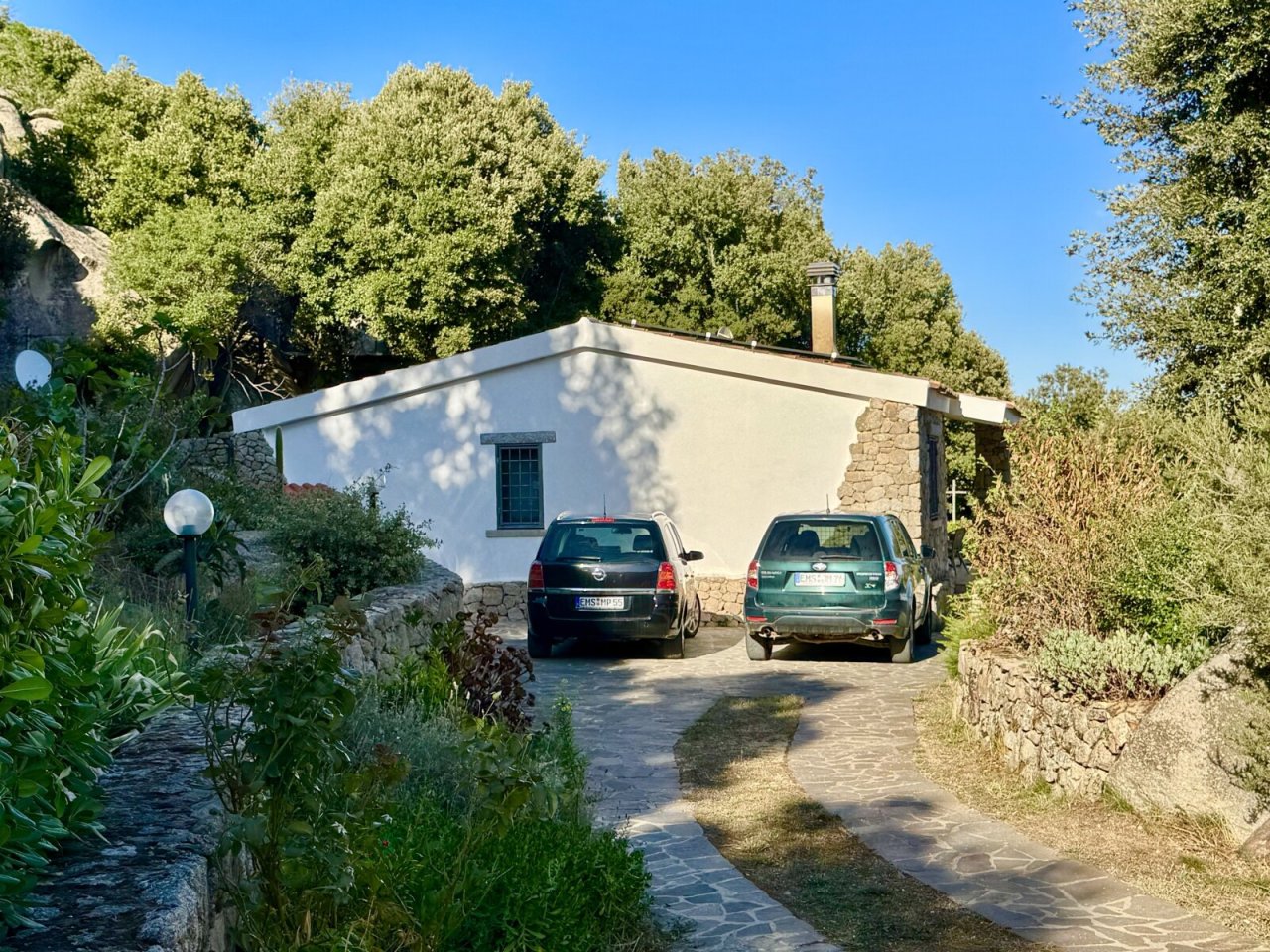 Haupthaus seitlich, Parkplätze