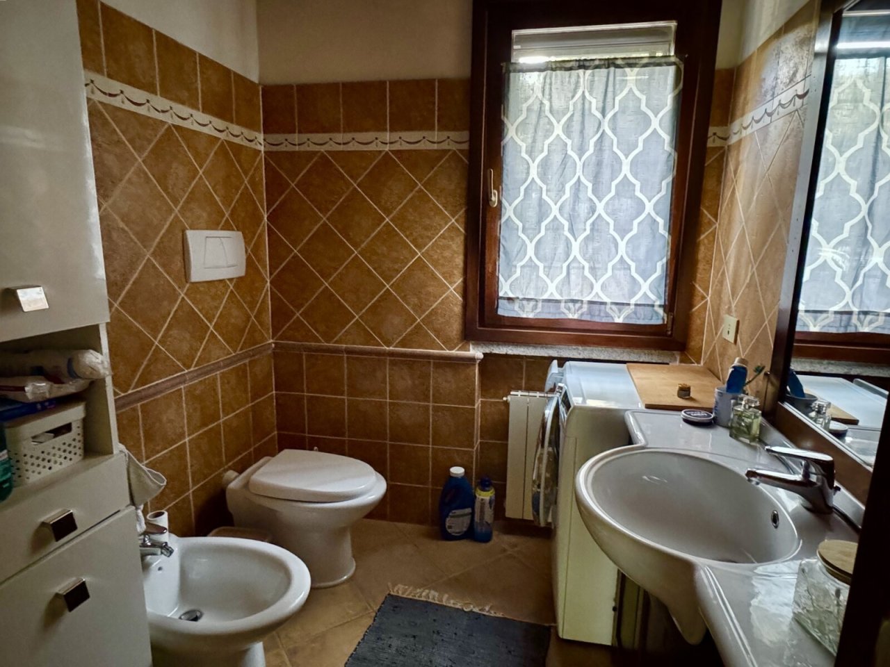 Badezimmer mit Dusche und Fenster Doppelverglasung Badezimmer mit Dusche und Fenster Doppelverglasung