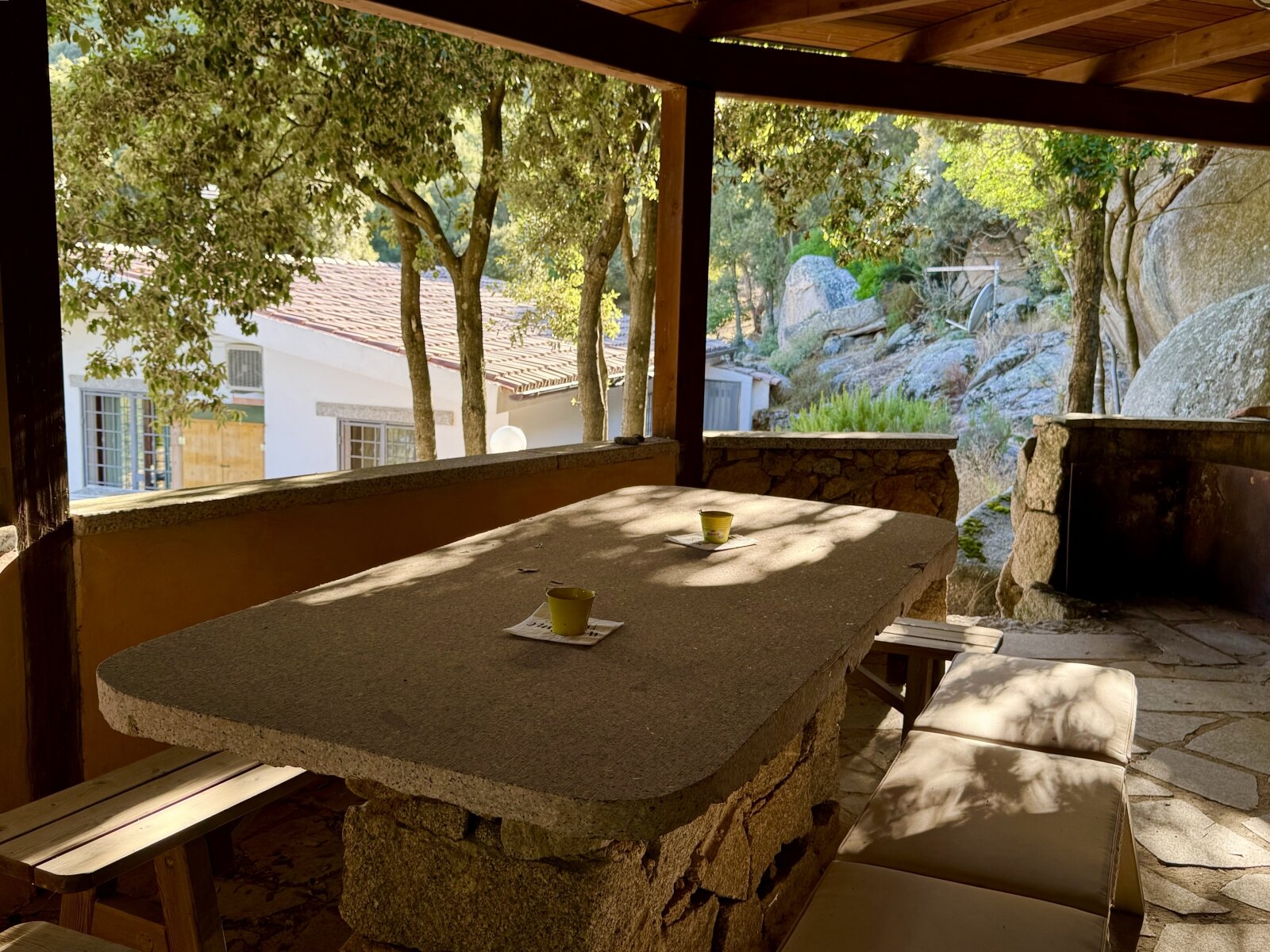 Grillplatz mit Esstisch Grillplatz mit Esstisch