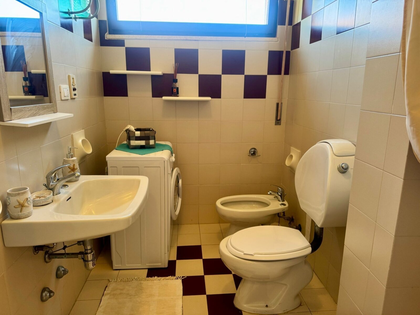 Badezimmer mit Dusche und Fenster Badezimmer mit Dusche und Fenster