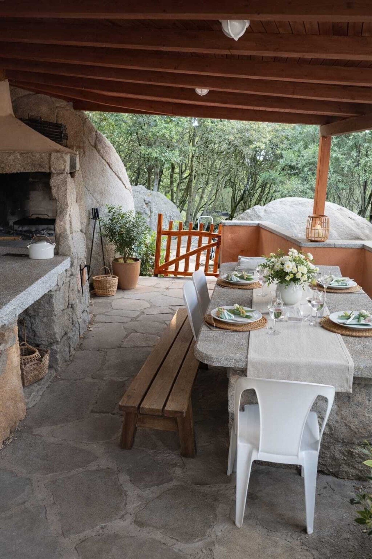 Grillplatz mit großem Tisch