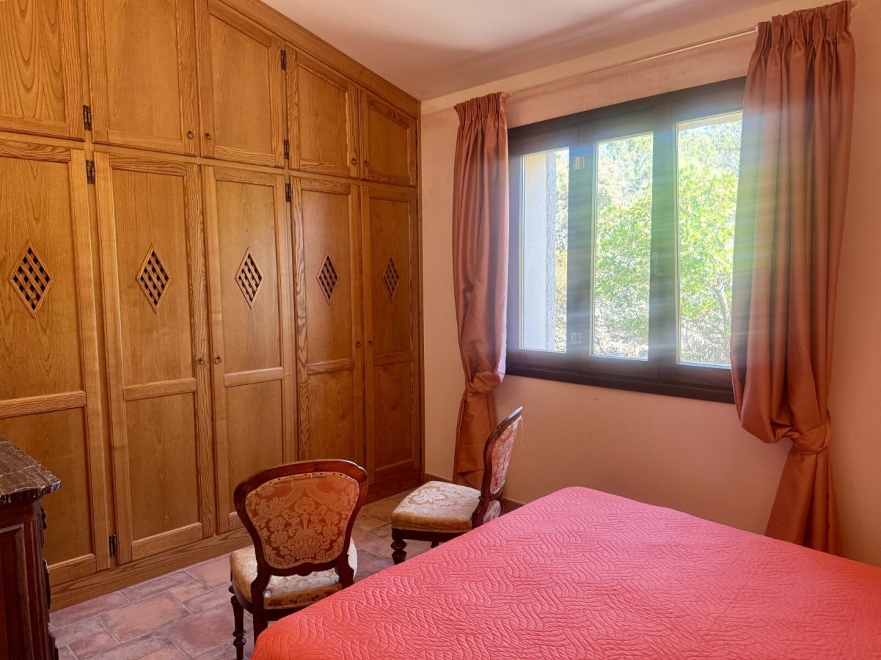 Schlafzimmer mit maßgefertigtem Holzschrank und großflächigen Fensterfront zum Garten Schlafzimmer mit maßgefertigtem Holzschrank und großflächigen Fensterfront zum Garten