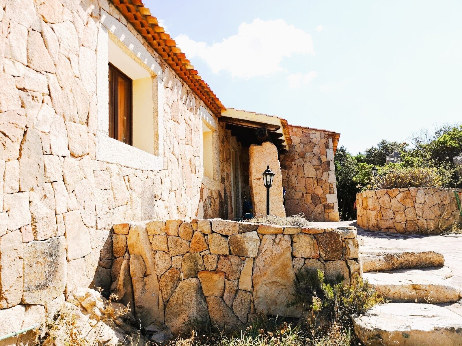 Natursteinbau mit charaktervoller Architektur und großzügiger Raumöffnung zum Außenbereich Natursteinbau mit charaktervoller Architektur und großzügiger Raumöffnung zum Außenbereich