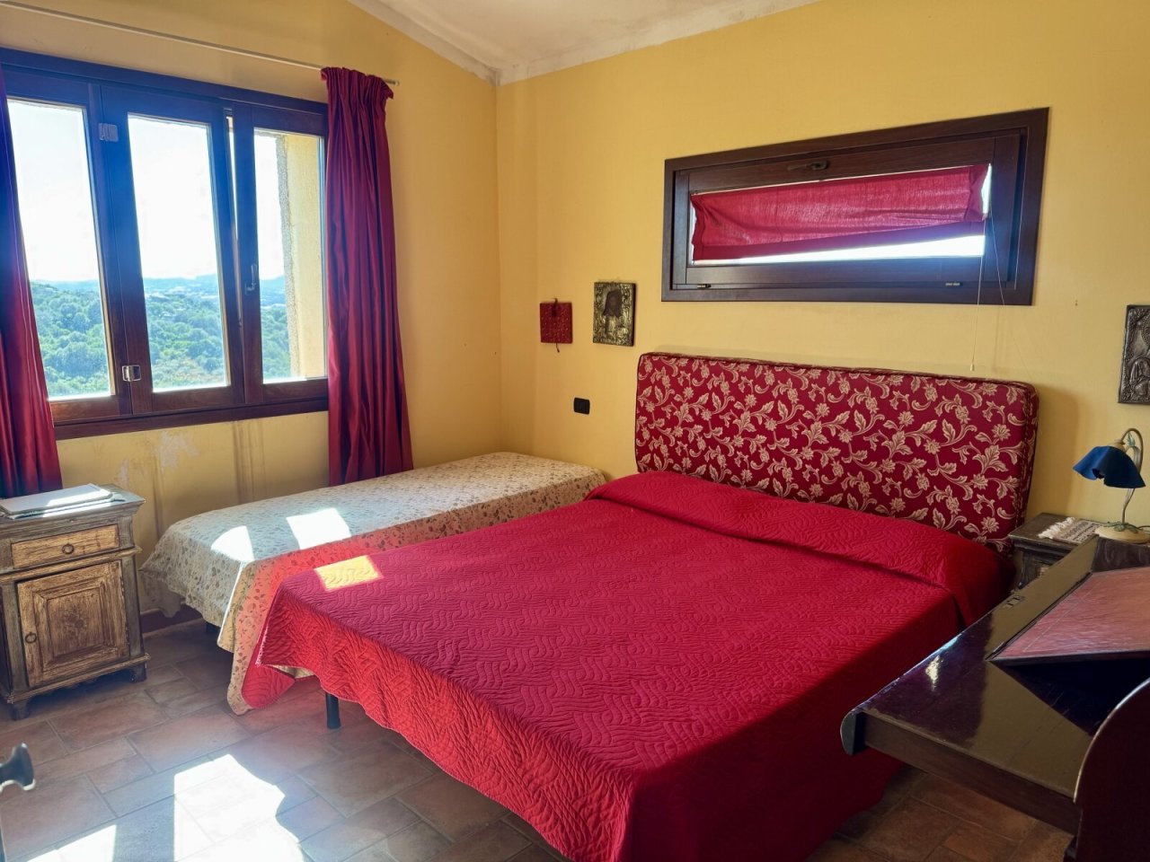 Helles Schlafzimmer mit Panoramafenstern und eingebauten Stauraummöglichkeiten Helles Schlafzimmer mit Panoramafenstern und eingebauten Stauraummöglichkeiten