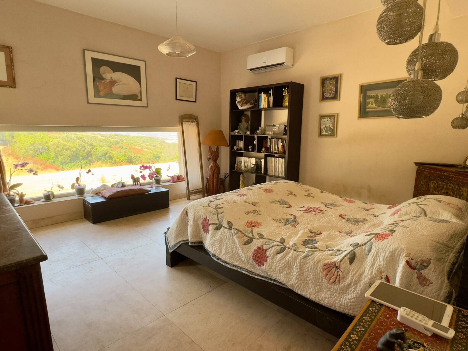 Schlafzimmer mit Blick auf das Grundstück Schlafzimmer mit Blick auf das Grundstück