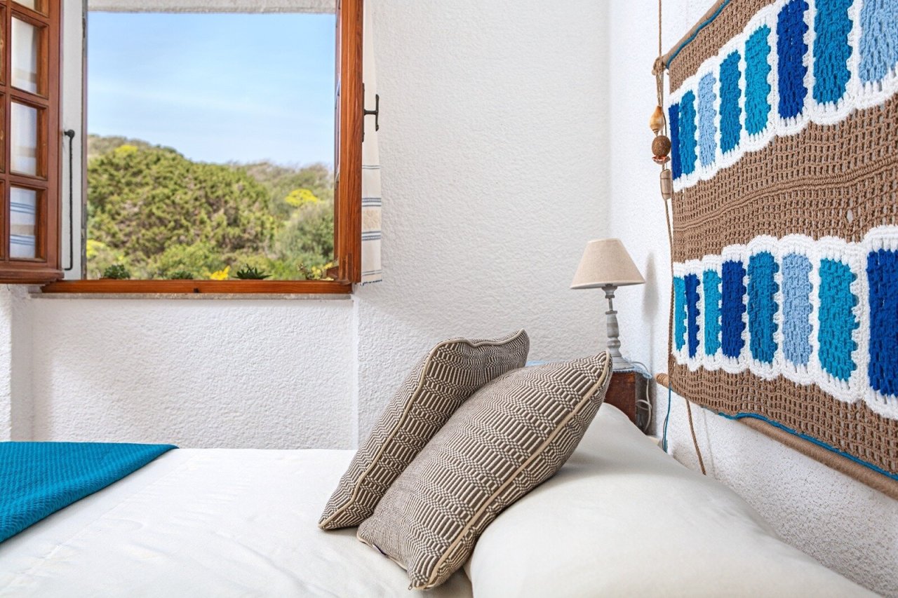 Schlafzimmer mit Panoramafenster und Naturblick Schlafzimmer mit Panoramafenster und Naturblick