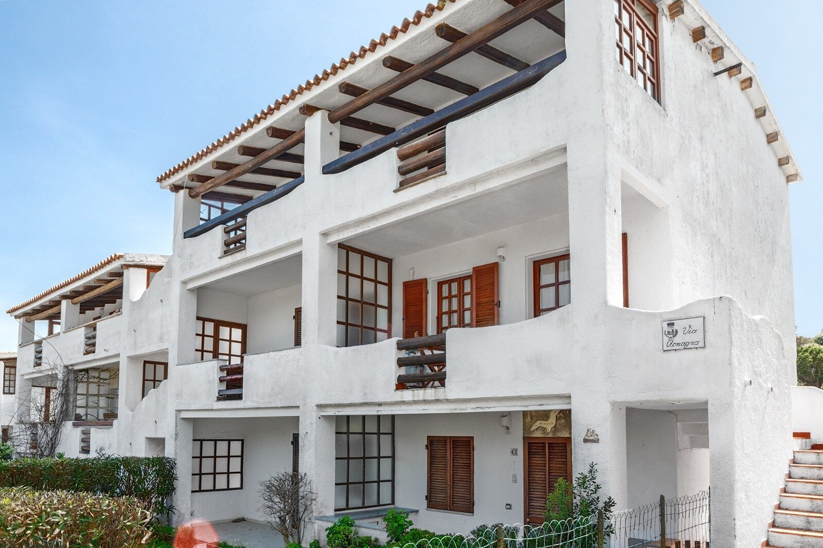 Mediterrane Architektur mit durchdachtem Terrassensystem und eleganten Loggien Mediterrane Architektur mit durchdachtem Terrassensystem und eleganten Loggien