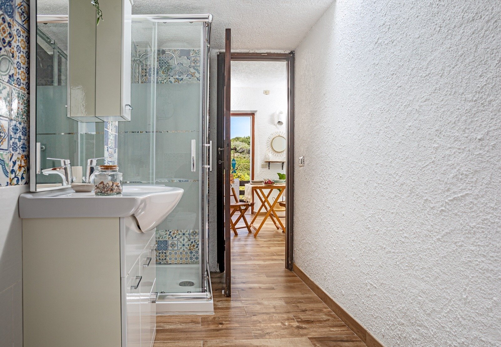 Elegantes Badezimmer mit begehbarer Dusche und direktem Durchgang zum Wohnbereich Elegantes Badezimmer mit begehbarer Dusche und direktem Durchgang zum Wohnbereich