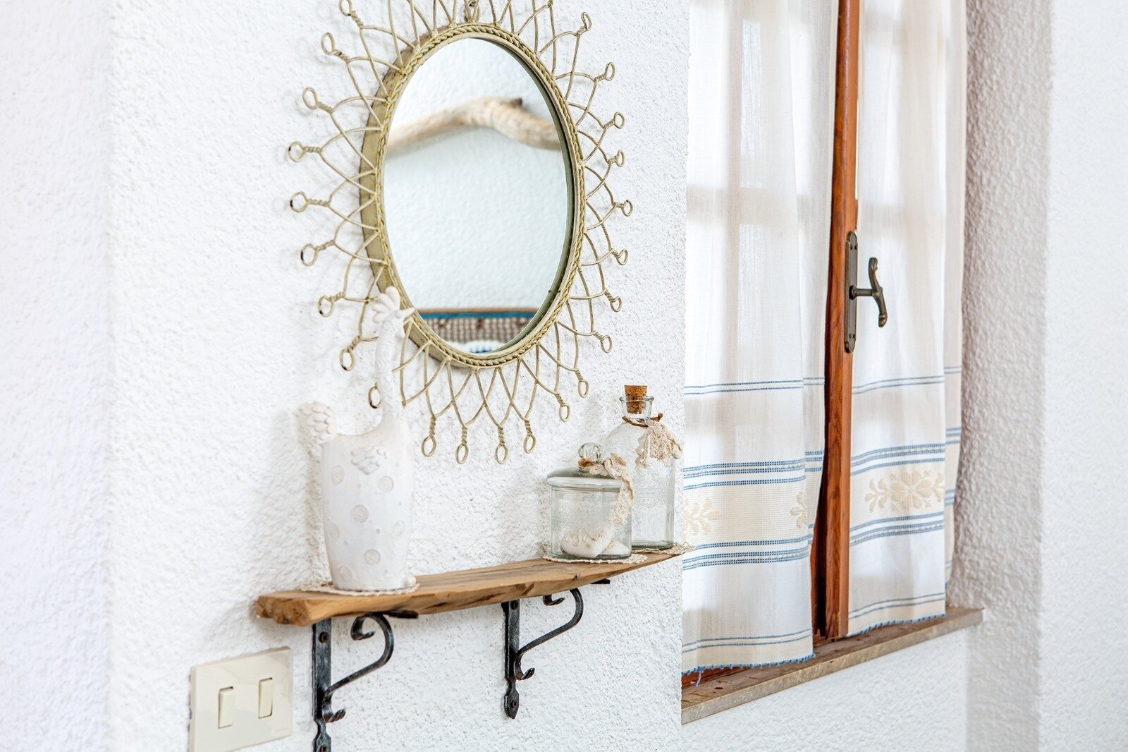 Badezimmer mit praktischer Wandablage und großzügiger Fensterbelichtung Badezimmer mit praktischer Wandablage und großzügiger Fensterbelichtung