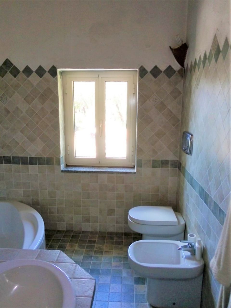 großes Badezimmer mit Badewanne großes Badezimmer mit Badewanne