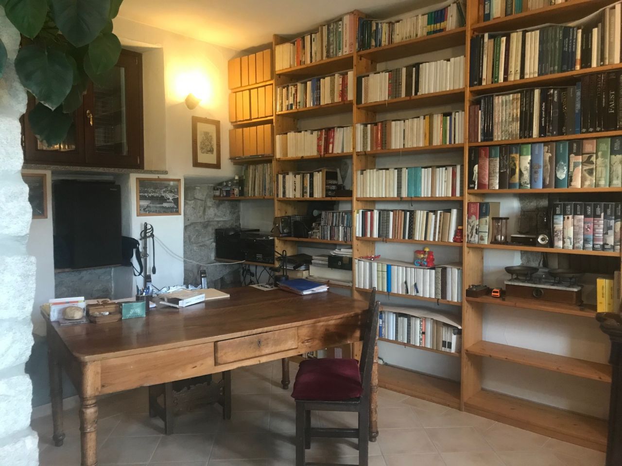 Wohnbereich mit Bibliothek Wohnbereich mit Bibliothek