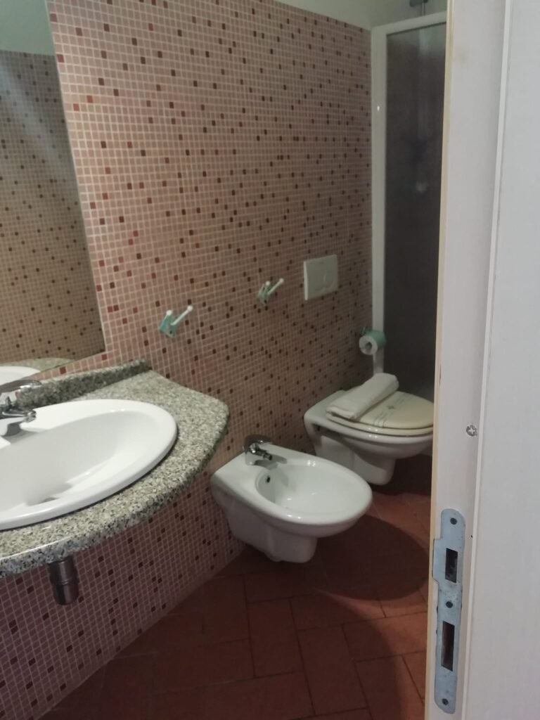 kleines Badezimmer mit Bidet