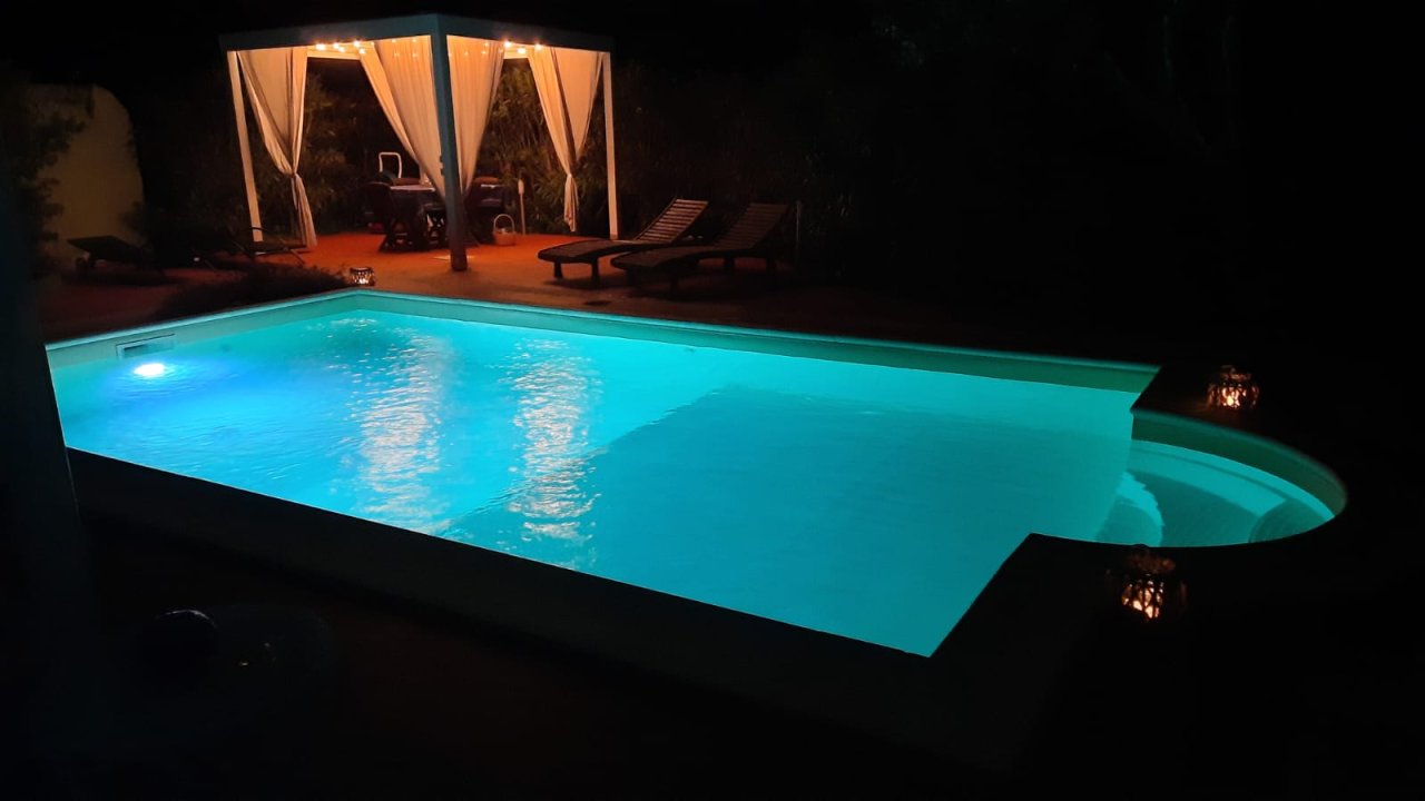 Pool bei Nacht