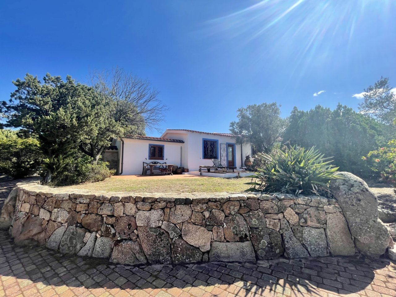 Mediterrane Naturstein-Terrasse mit Charme - Ihr Rückzugsort zwischen Grün und Sonne! Mediterrane Naturstein-Terrasse mit Charme - Ihr Rückzugsort zwischen Grün und Sonne!