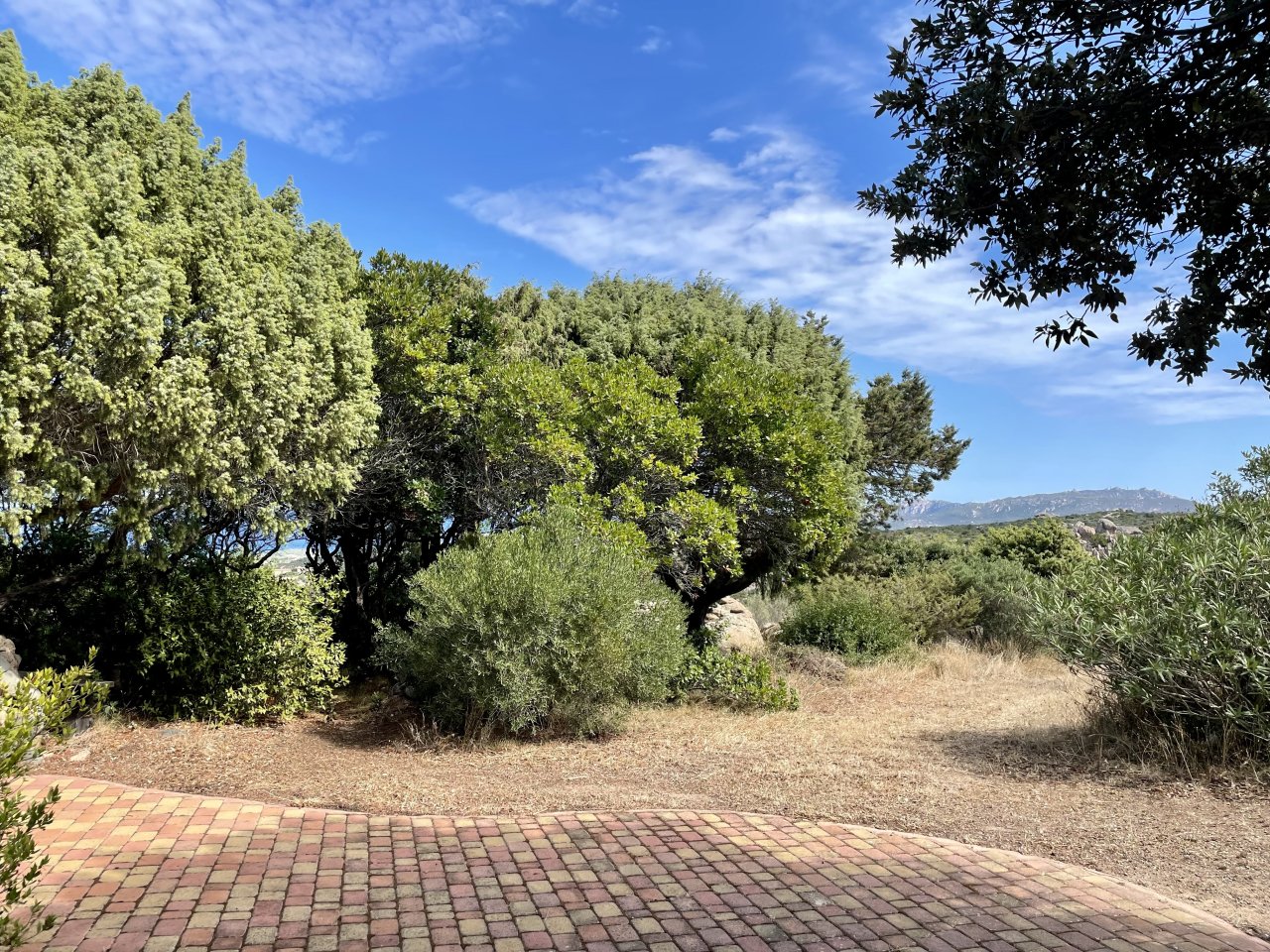 Mediterrane Naturidylle mit exklusiver Pflasterstein-Terrasse - Ihr privates Refugium mit Bergpanorama Mediterrane Naturidylle mit exklusiver Pflasterstein-Terrasse - Ihr privates Refugium mit Bergpanorama