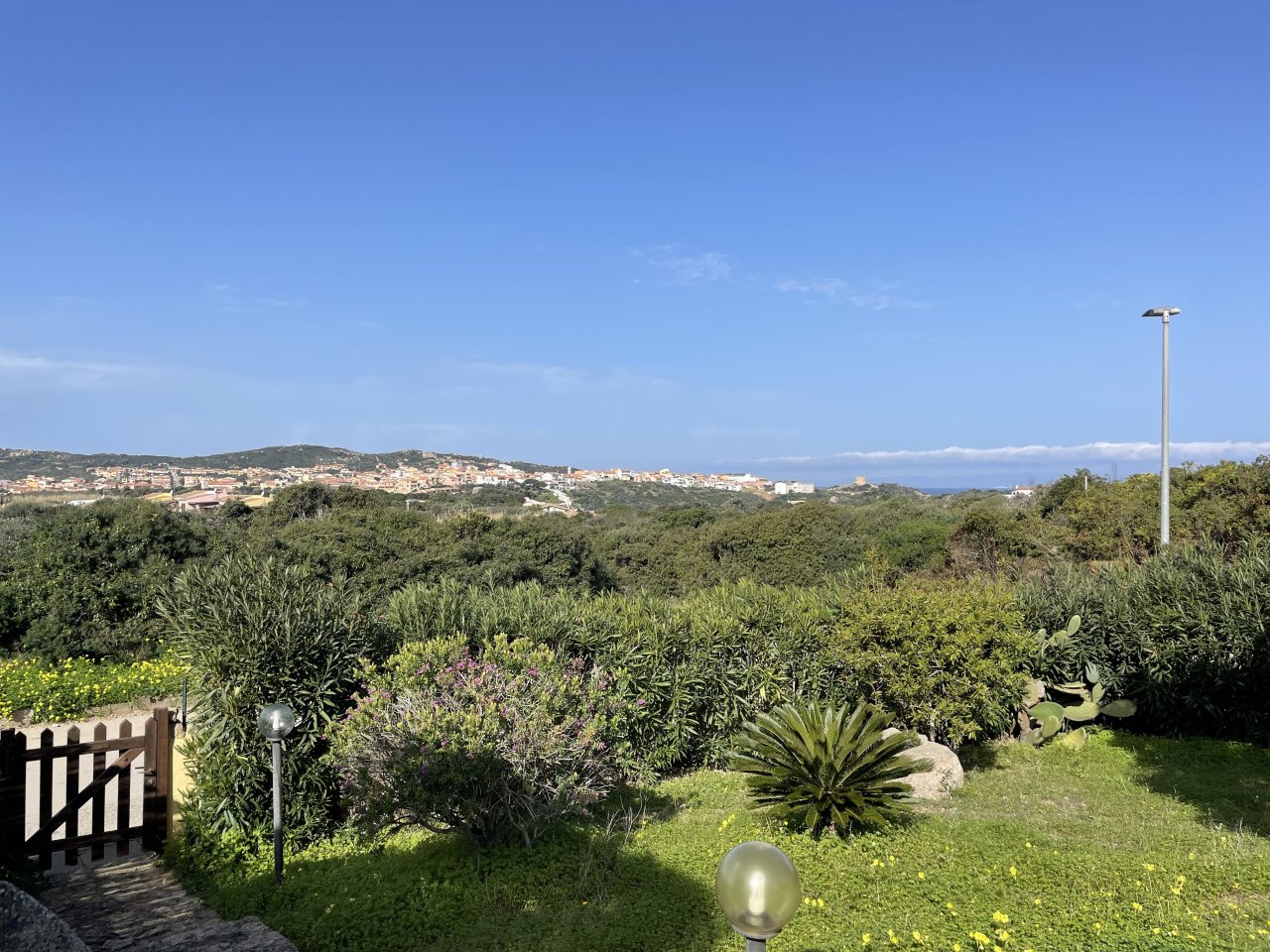 Garten mit Blick nach Santa Teresa/Korsika