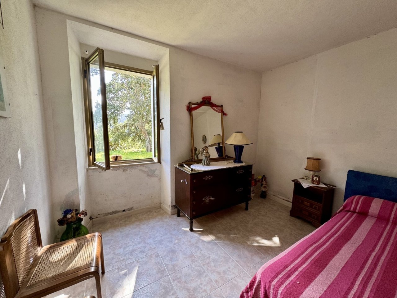 großes Schlafzimmer mit Fenster großes Schlafzimmer mit Fenster