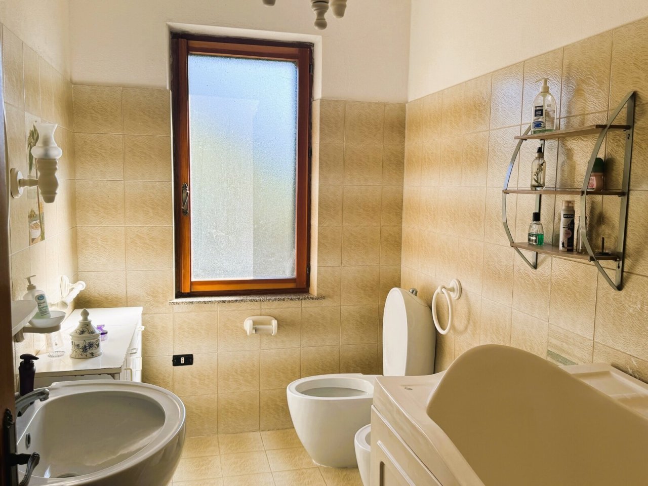 Badezimmer mit Wanne und Fenster Badezimmer mit Wanne und Fenster