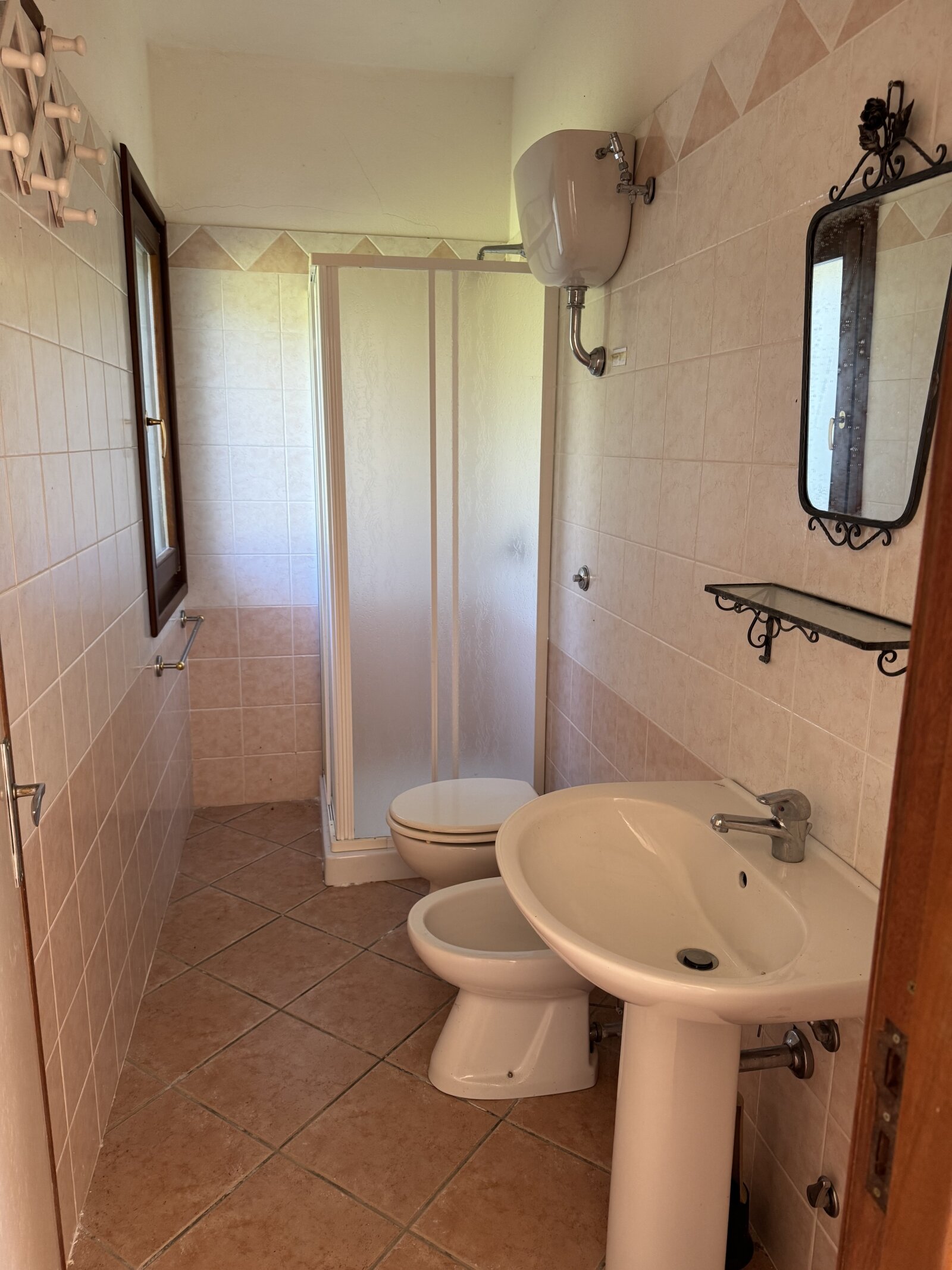 Gästebadezimmer mit Dusche und Fenster