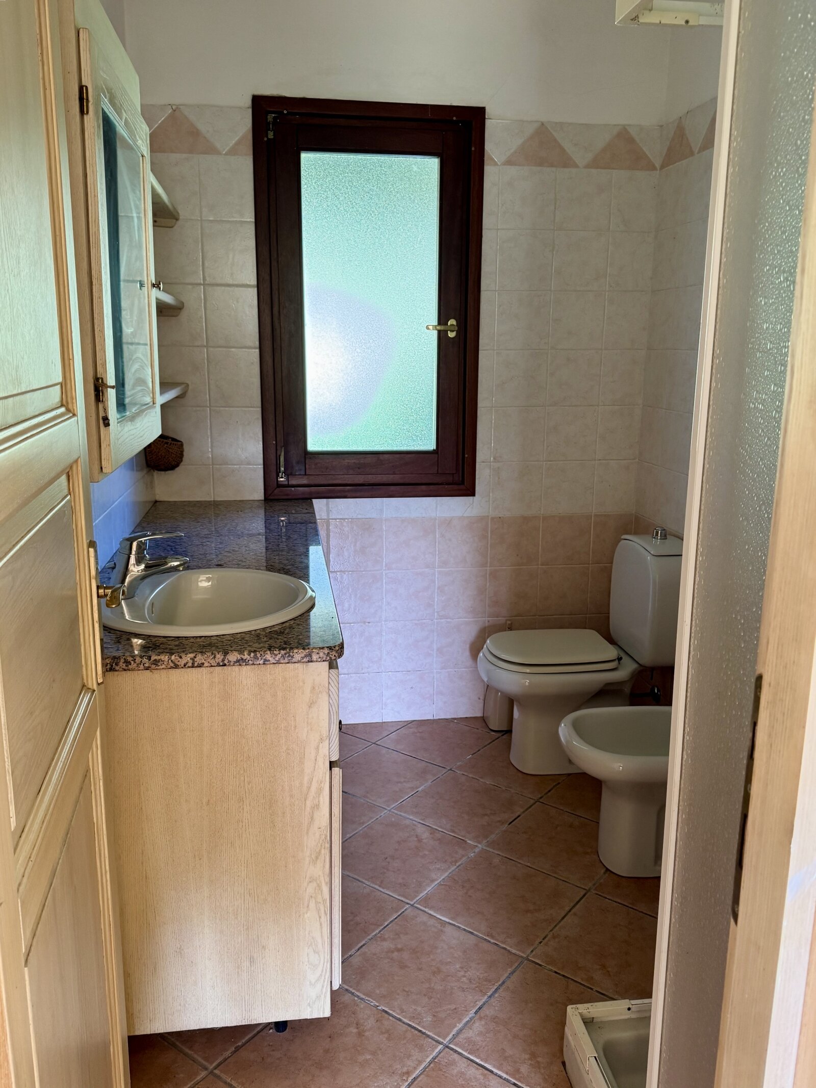 Badezimmer mit Dusche und Fenster