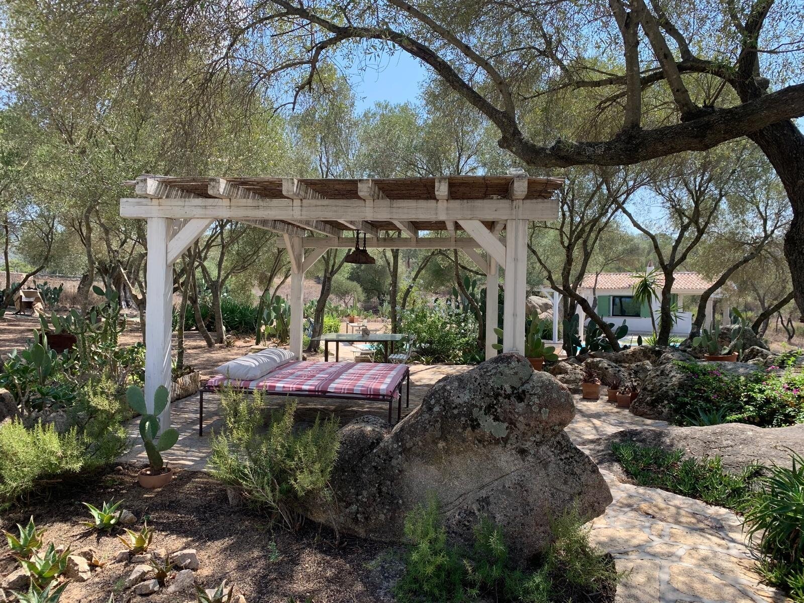 Pergola mit Sonnenliegen Pergola mit Sonnenliegen