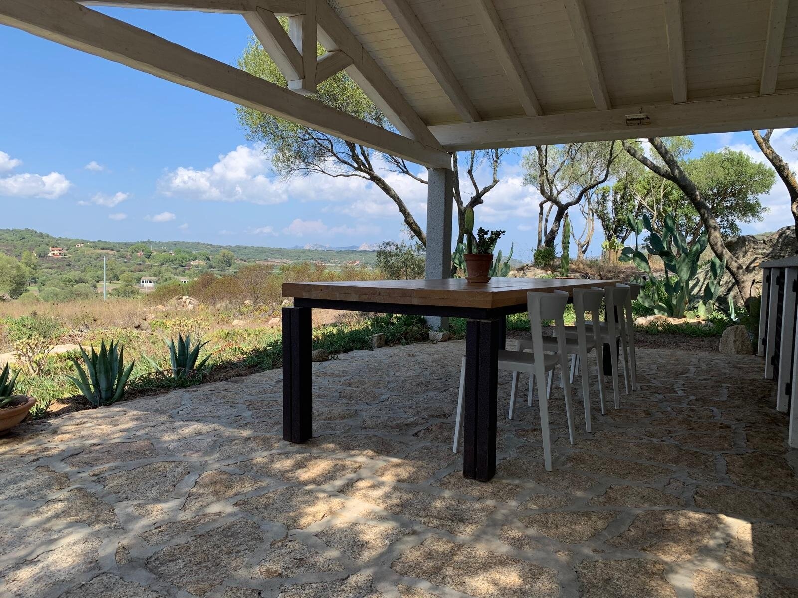 Terrasse mit Aussenküche/ Westausrichtung Terrasse mit Aussenküche/ Westausrichtung