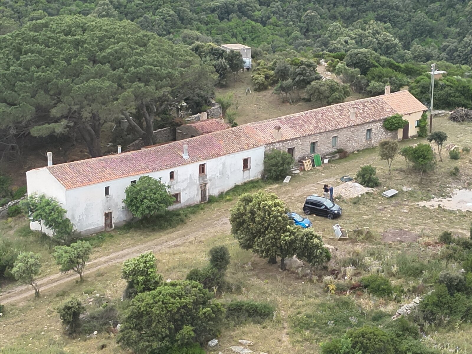 Drohne, weißes doppelstöckiges Stazzo Drohne, weißes doppelstöckiges Stazzo