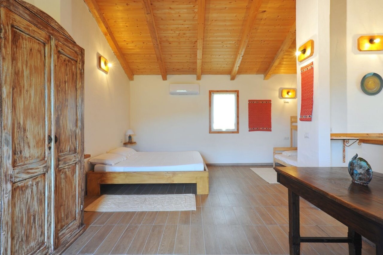 Rustikales Schlafzimmer mit Charme: Holzbalkendecke, Klimaanlage und stilvoller Raumaufteilung garantieren Wohnkomfort auf höchstem Niveau!