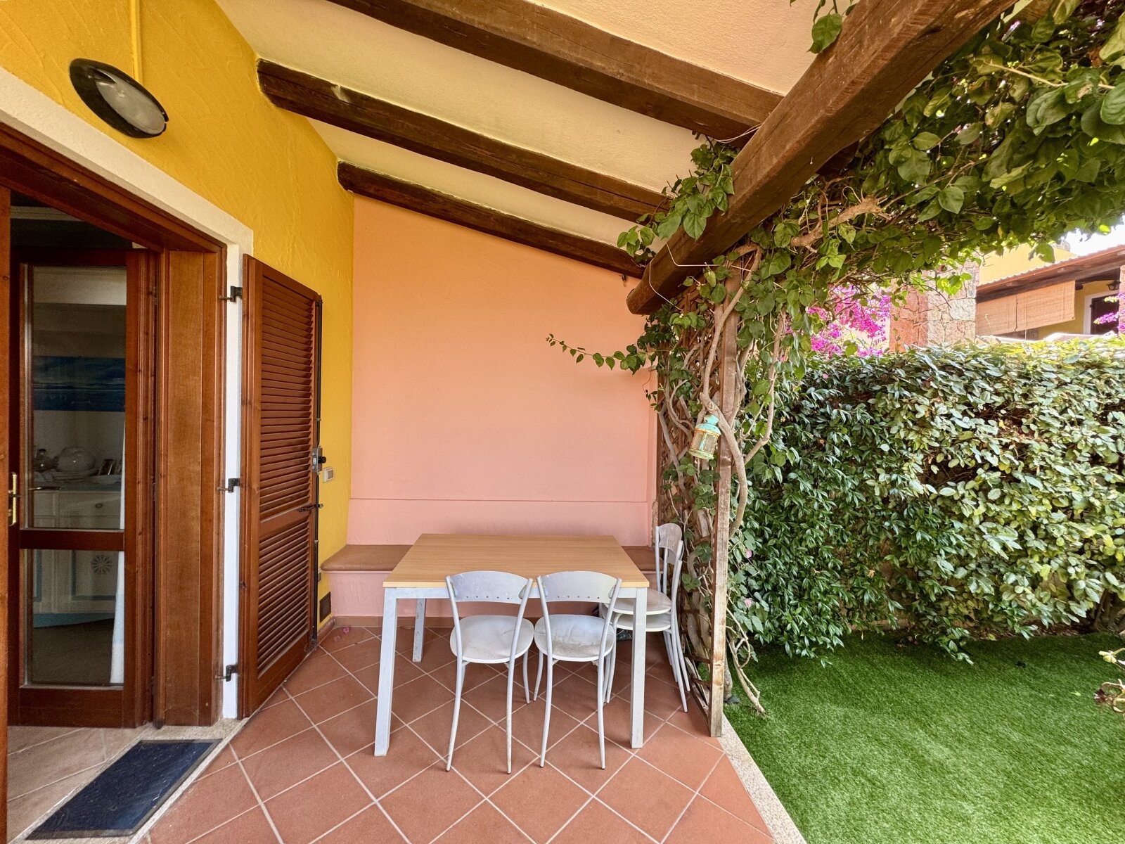 kleine Terrasse mit Stück Garten kleine Terrasse mit Stück Garten
