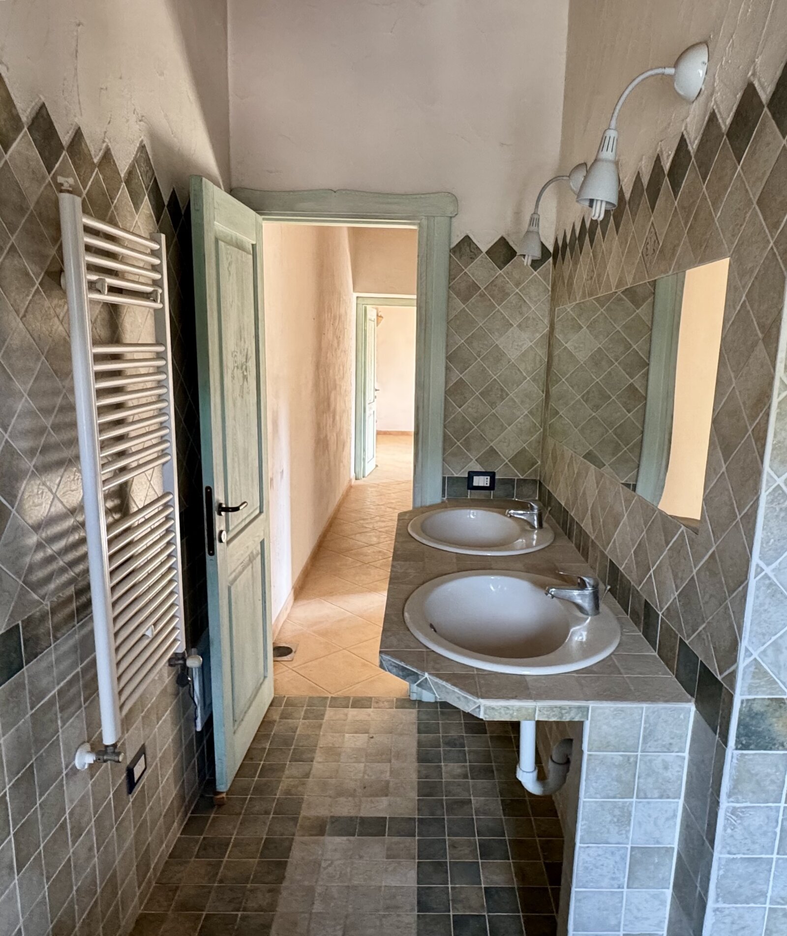 Badezimmer mit Dusche und Badewanne Badezimmer mit Dusche und Badewanne