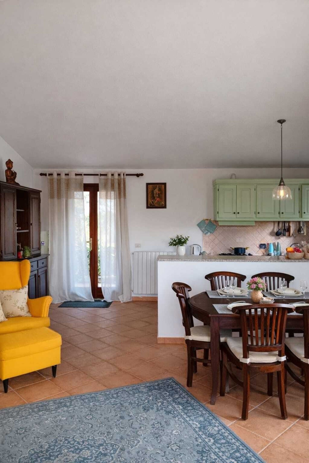 Essbereich mit Blick zur offenen Küche