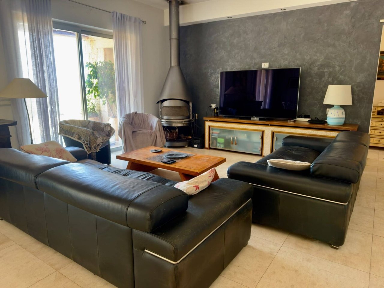 Wohnzimmer mit belgischem Holzofen Wohnzimmer mit belgischem Holzofen
