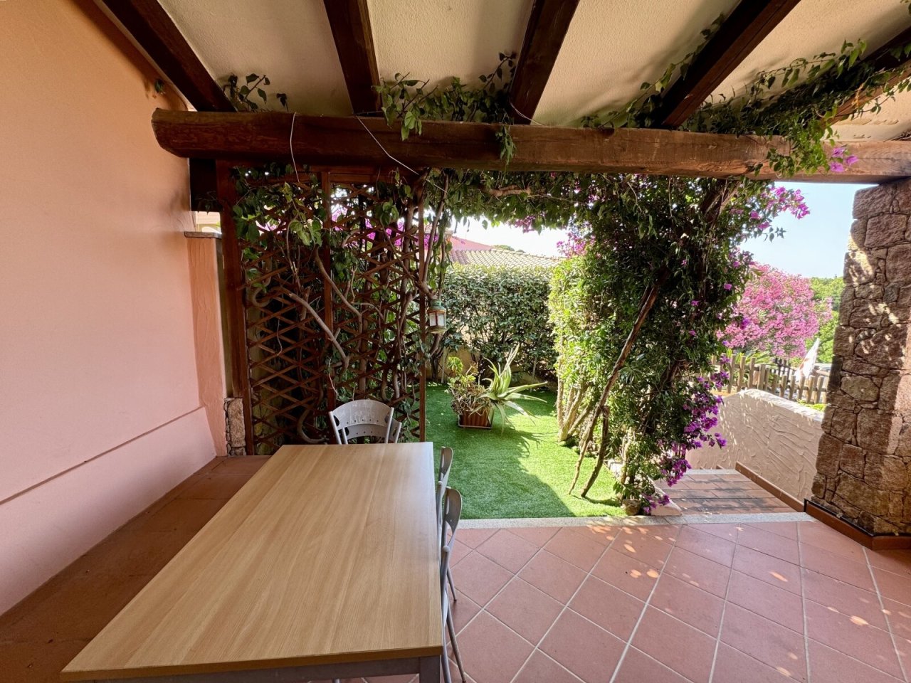 kleine vordere Terrasse mit Stück Garten