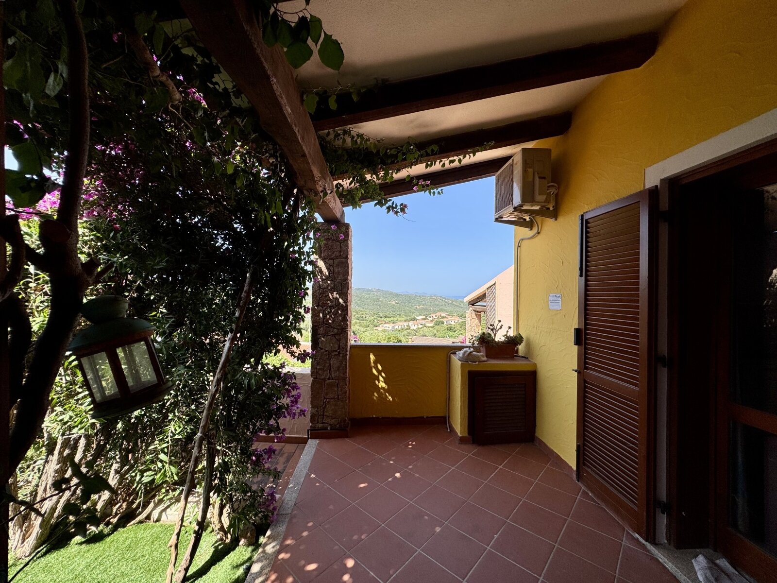 kleine vordere Terrasse mit Stück Garten