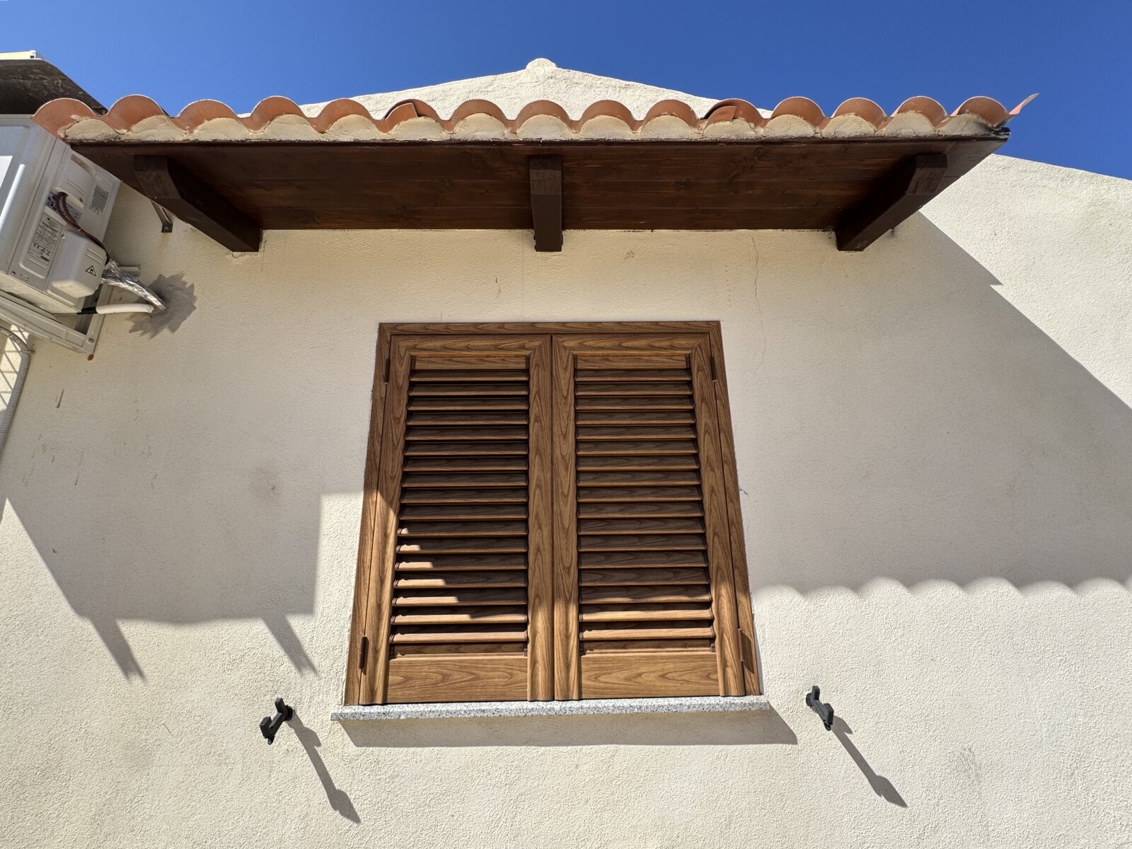 Elegant aluminio shutters with sun protection guarantee Elegant aluminio shutters with sun protection guarantee