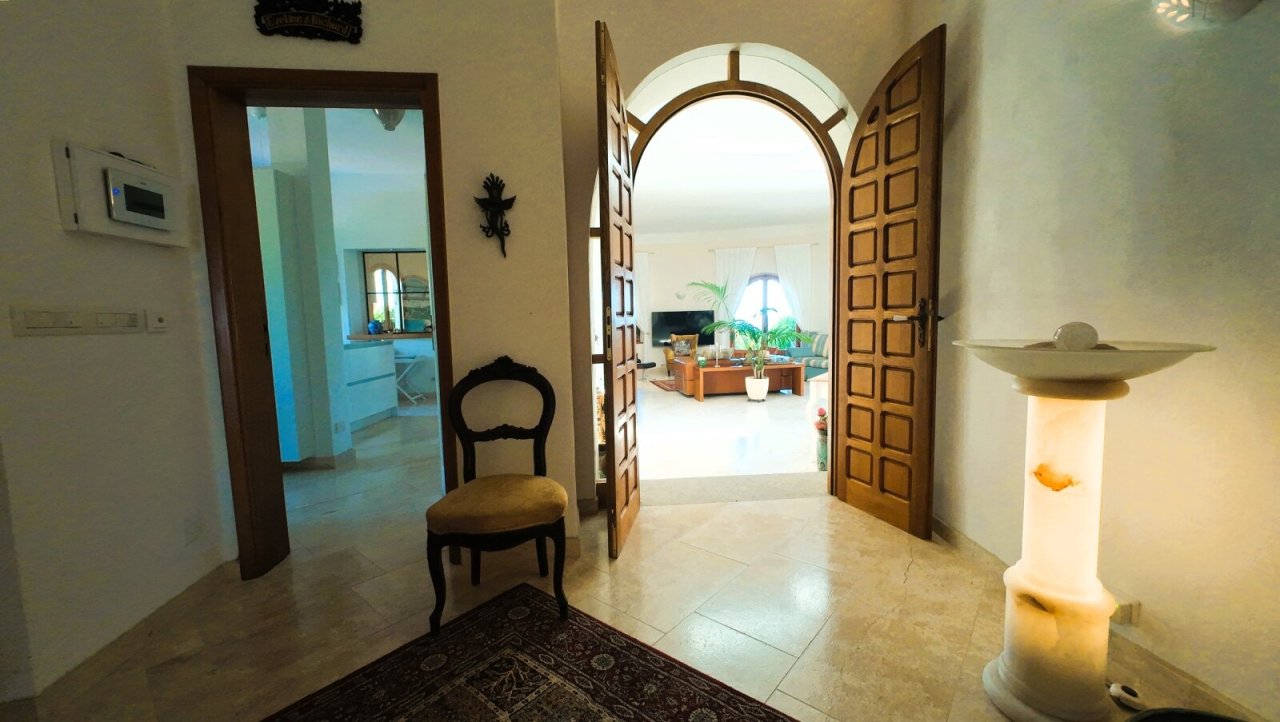 Inviting living dream with an elegant arched door and stylish natural stone flooring – your home full of charm and flooded with light!