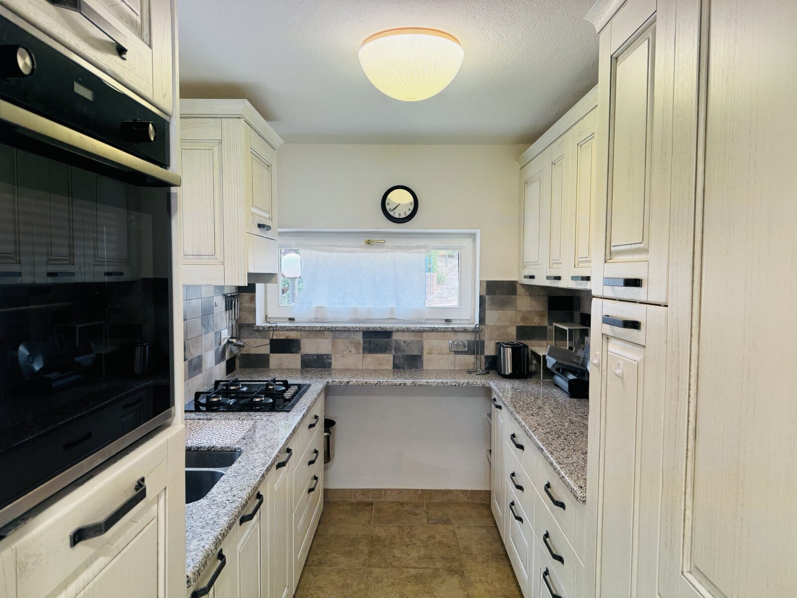 Modern fitted kitchen with smart space utilization - High-quality equipment in a small space! Modern fitted kitchen with smart space utilization - High-quality equipment in a small space!