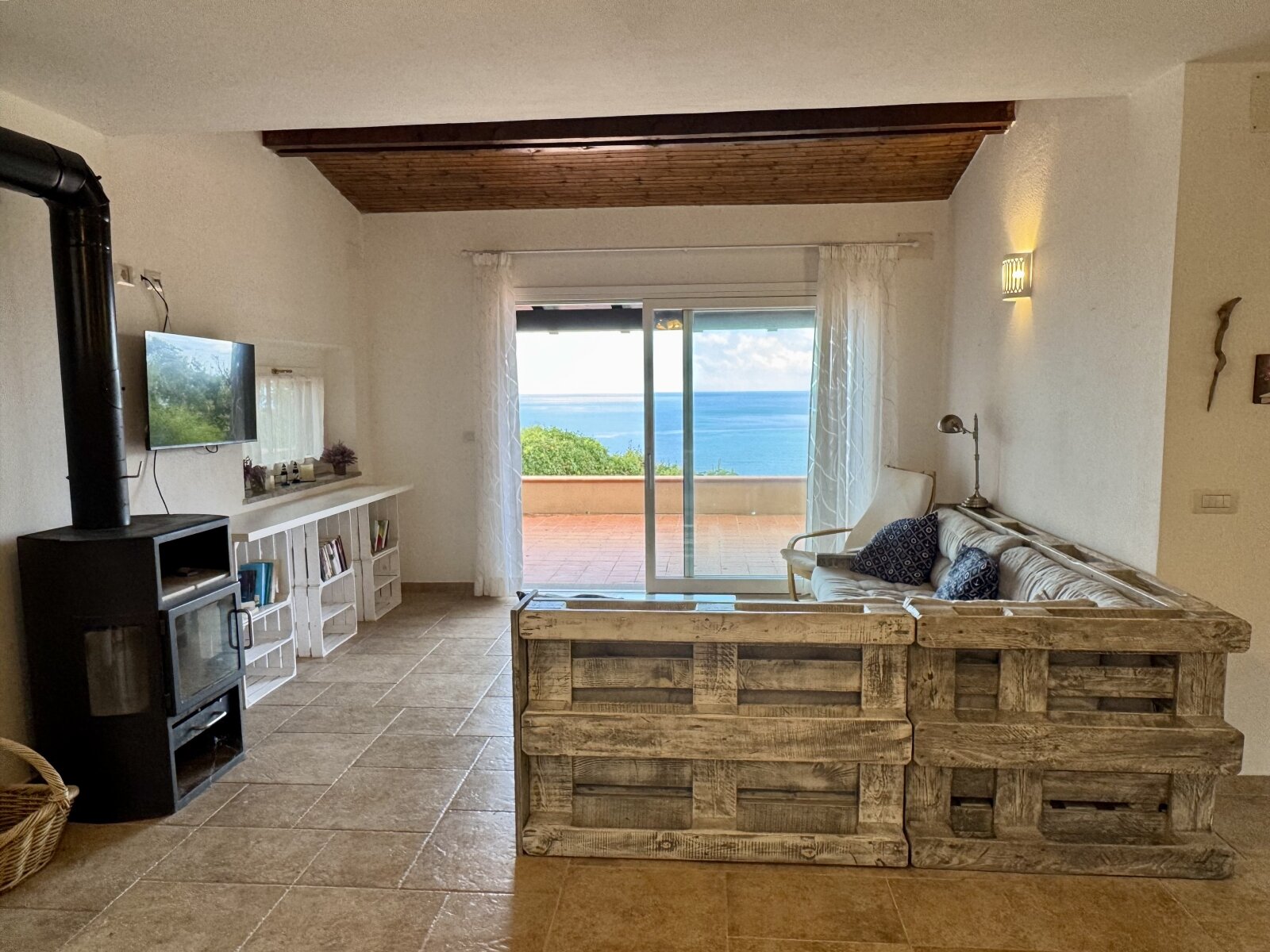 Panoramic living area with breathtaking sea views and rustic wooden ceiling – your dream of a coastal paradise! Panoramic living area with breathtaking sea views and rustic wooden ceiling – your dream of a coastal paradise!